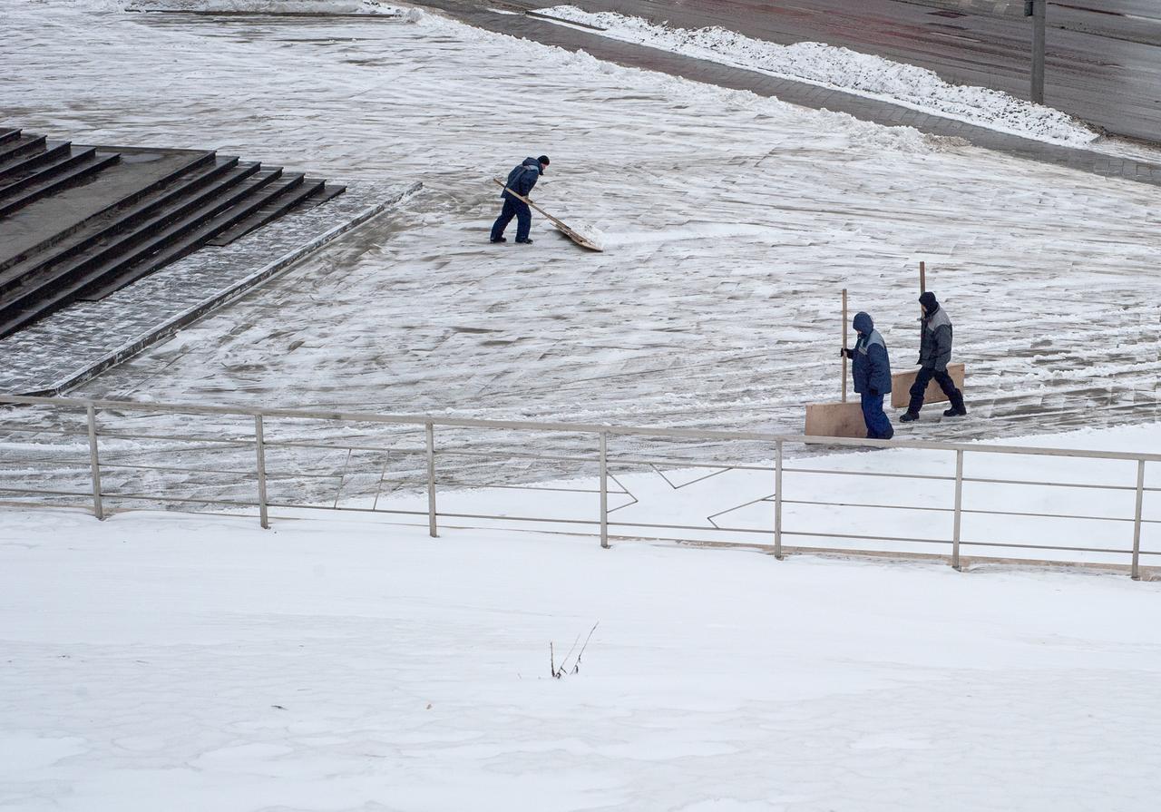 Москвичей предупредили об аномально высоких сугробах