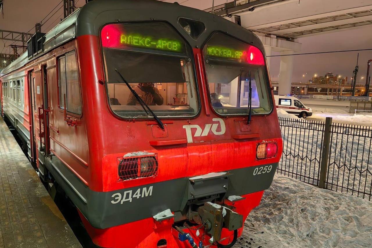 В загоревшемся вагоне электропоезда в Москве обнаружили труп