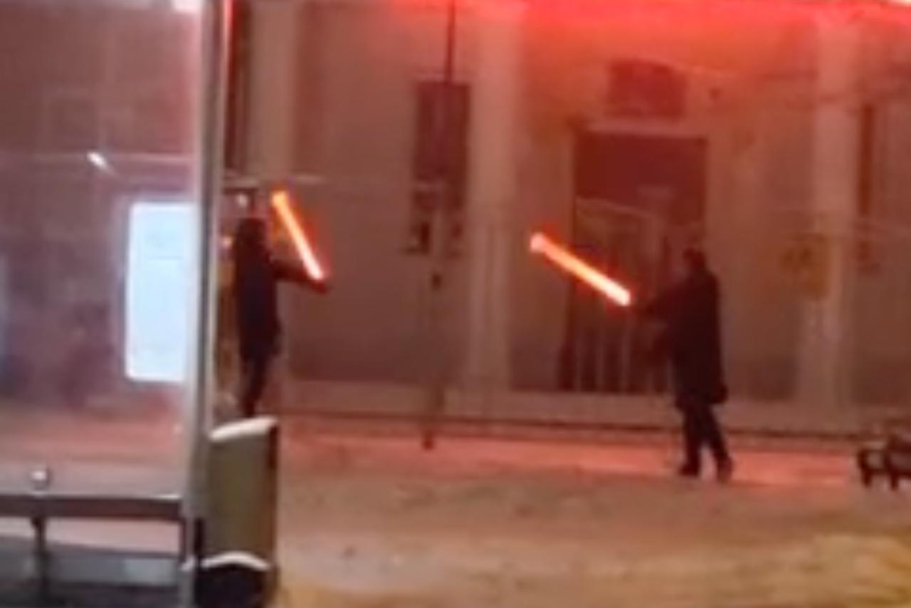 Бой «ночных джедаев» световыми мечами попал на видео