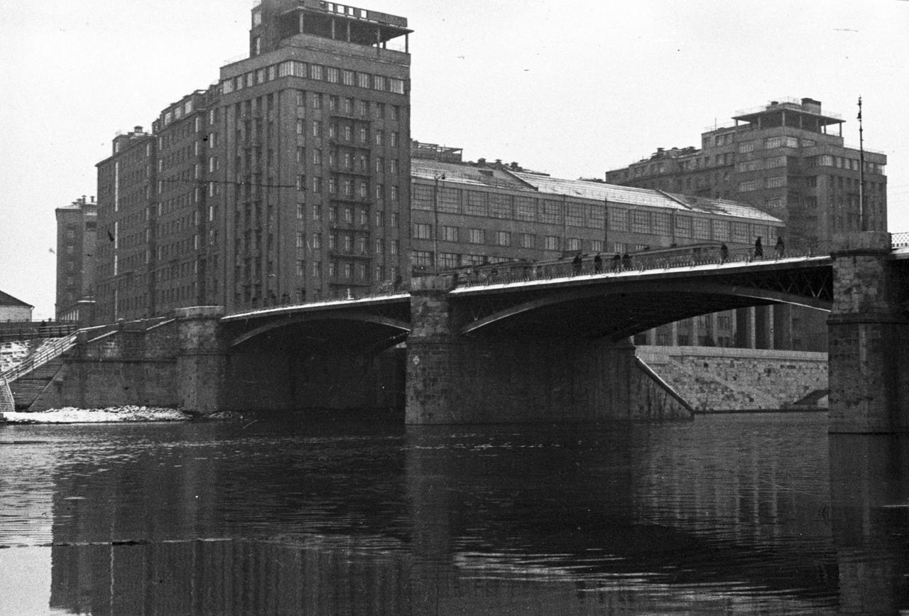 Найдено объяснение дополнительному подъезду в Доме на набережной