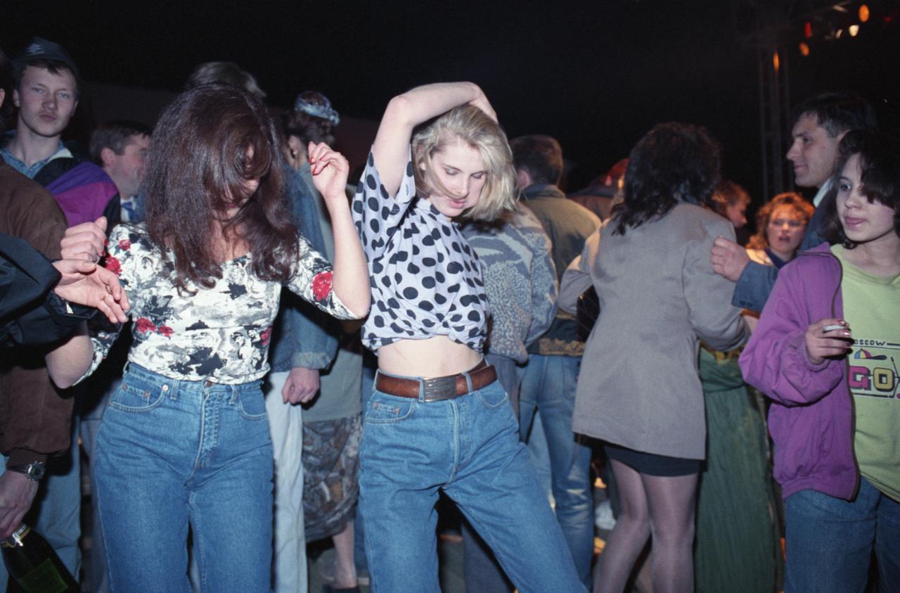 Пользователи сети обсудили модную в 1990-х модель джинсов