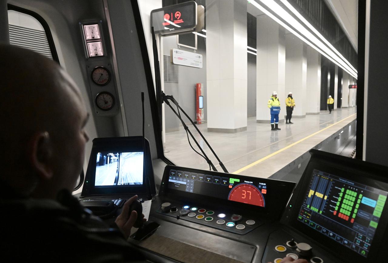 Московских школьников пригласили попробовать себя в роли машиниста метро