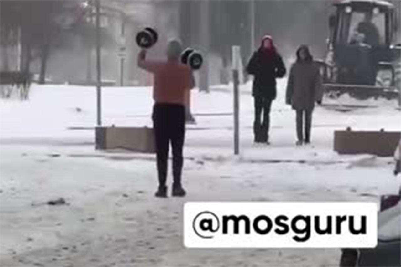 Спортивная прогулка москвича с голым торсом в метель попала на видео