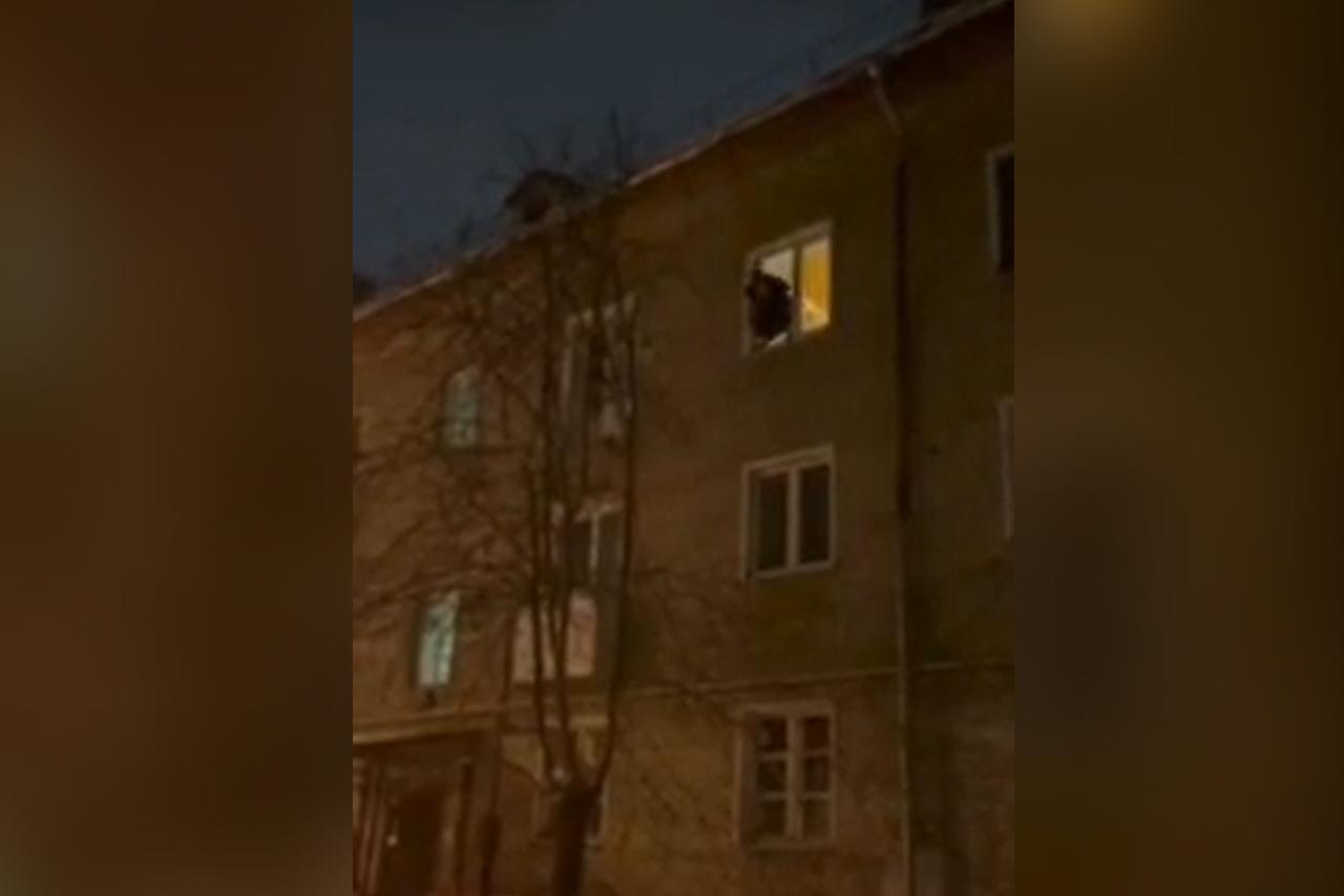 Пьяный россиянин выпрыгнул из окна и снова пошел пить
