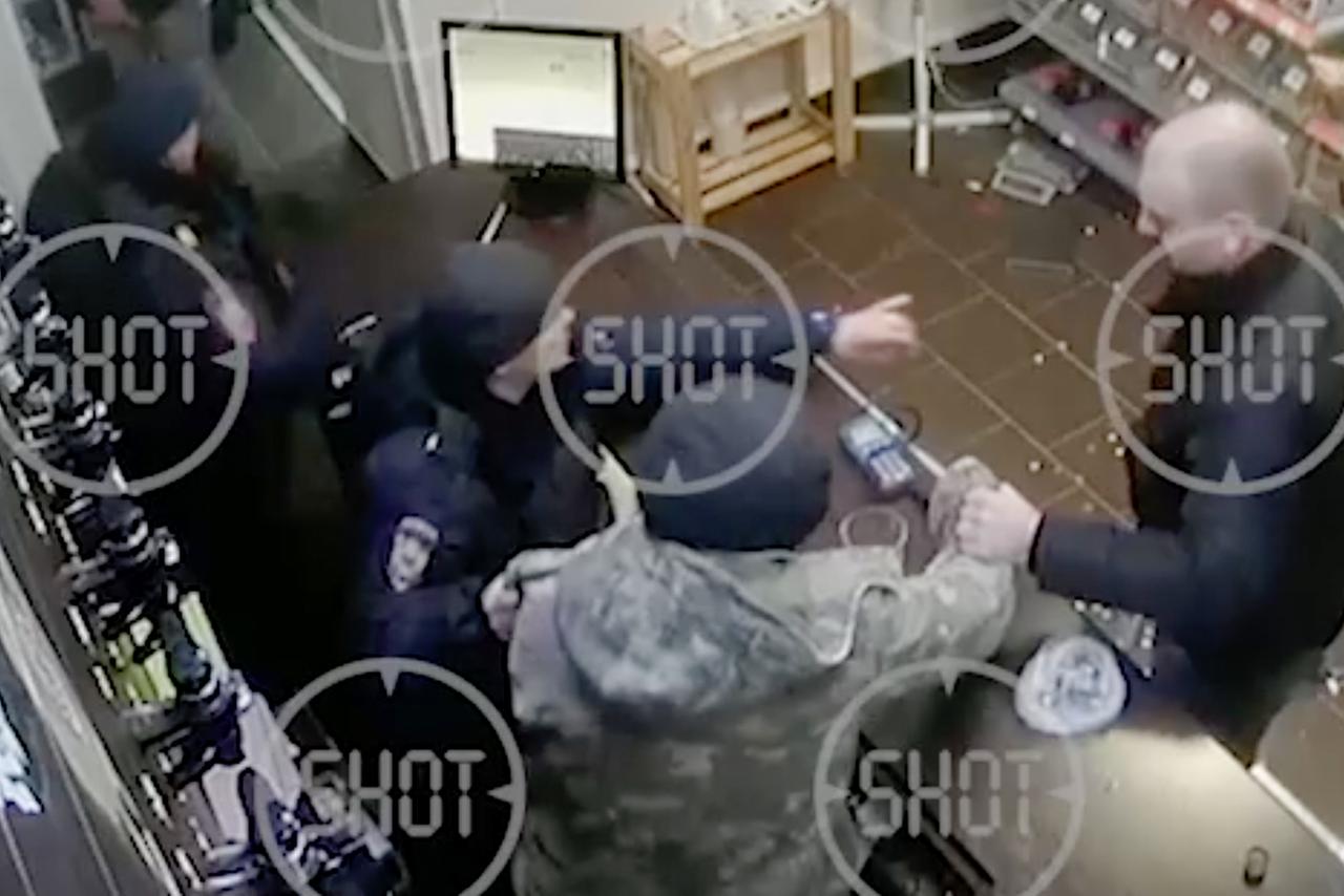 В Подмосковье уволенный продавец пивного магазина заперся внутри с ножом