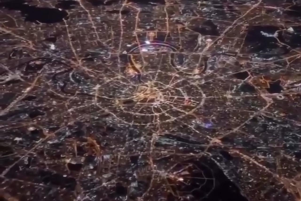 Ночную Москву сняли на видео из кабины пилота самолета