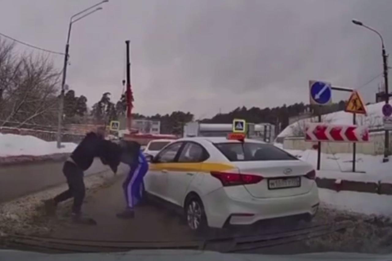 В Подмосковье таксисты устроили драку на дороге и попали на видео