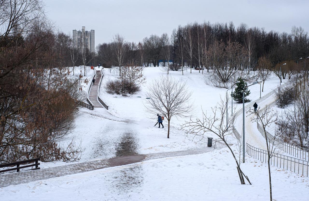 Москвичей предупредили о резком снижении атмосферного давления