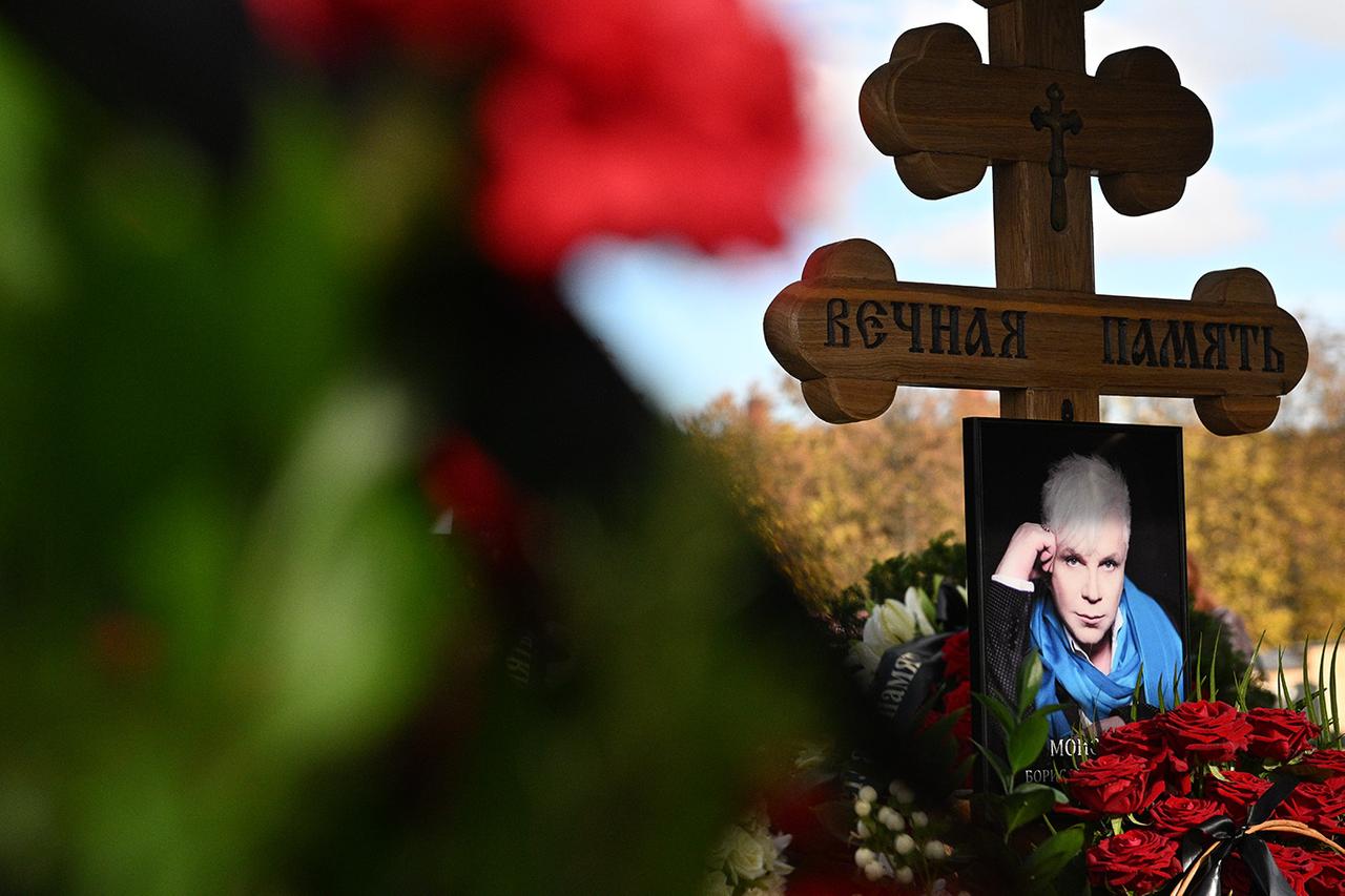 Пугачева передала букет алых роз на могилу Моисеева в Москве