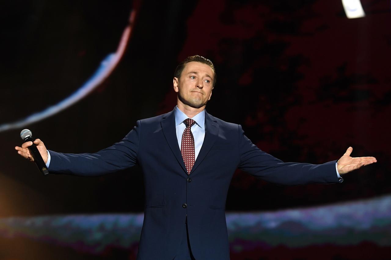 Сергей Безруков запустил романтичный челлендж в преддверии 8 Марта