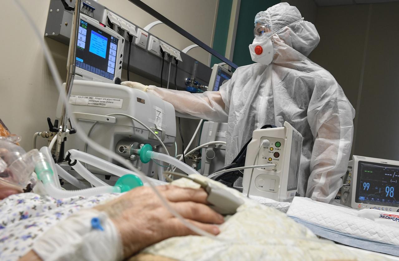Число госпитализаций с COVID-19 в России выросло почти на четверть за неделю