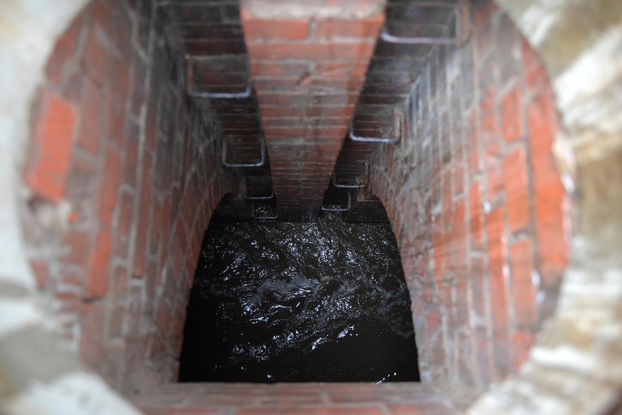 Пенсионер захлебнулся сточными водами в канализации под Москвой