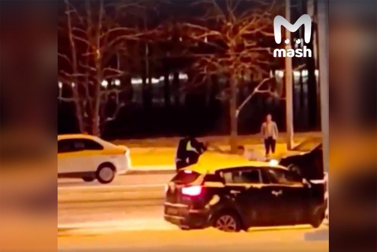 Стрельба сотрудника ГАИ по мужчине с ножом в Подмосковье попала на видео