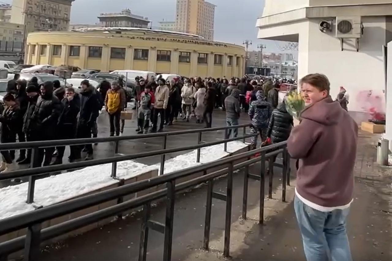 Длинная очередь у цветочного рынка в Москве на 8 Марта попала на видео