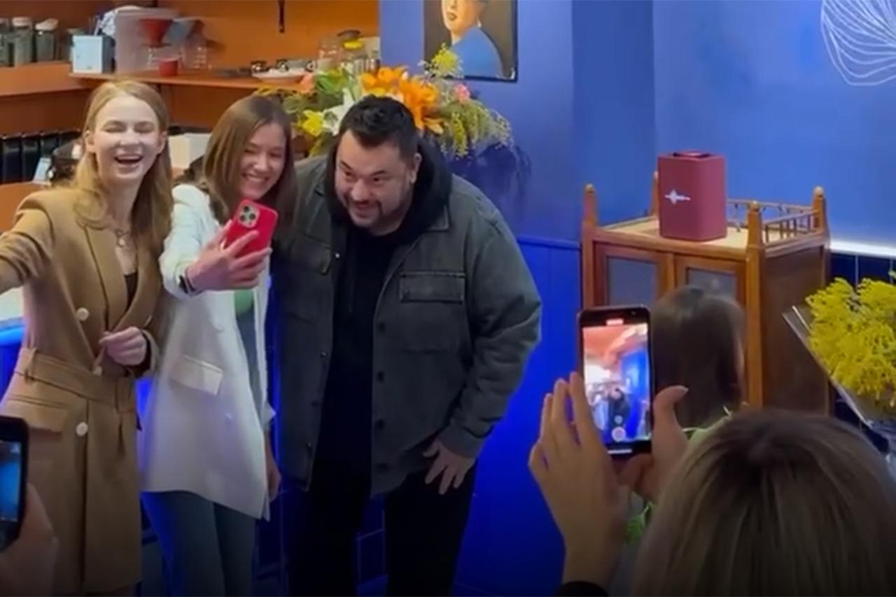 Сергей Жуков спел для посетительниц кафе в Москве и попал на видео