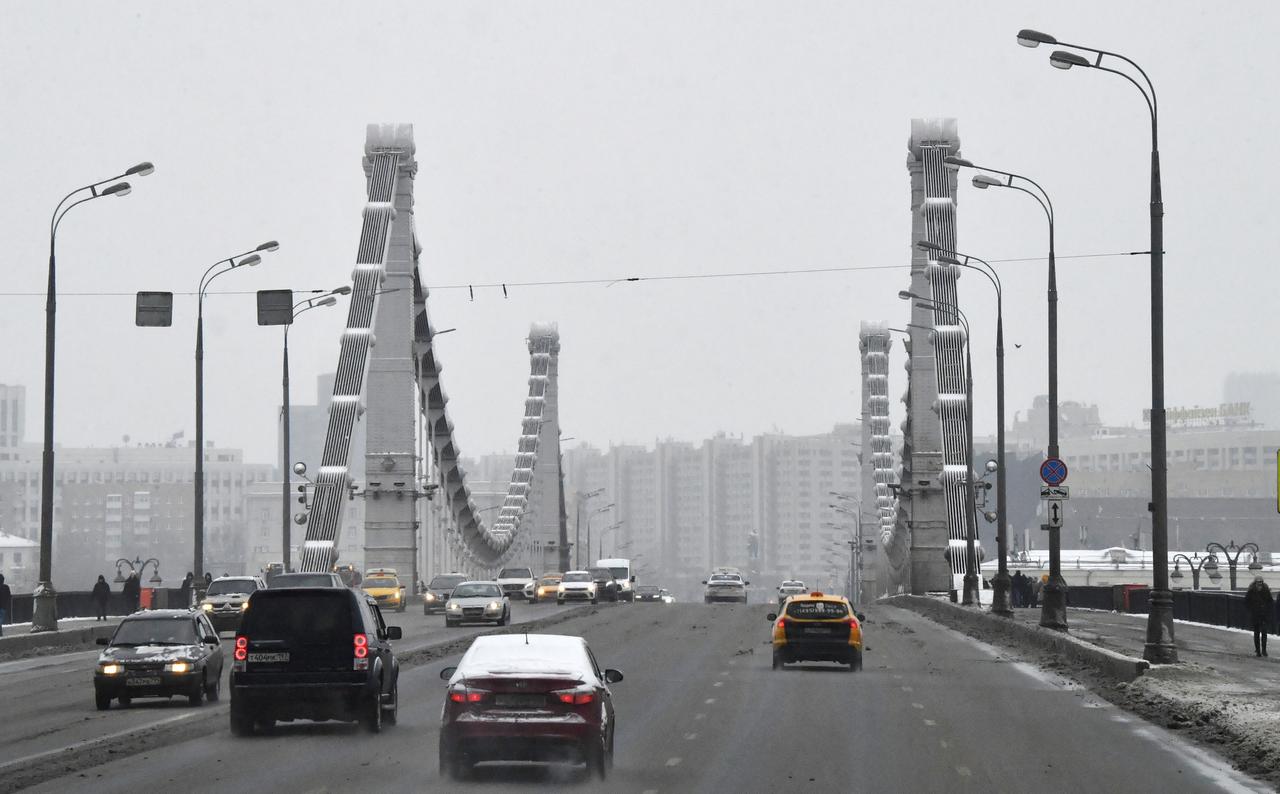 Молодой человек на спор прыгнул с Крымского моста в Москве