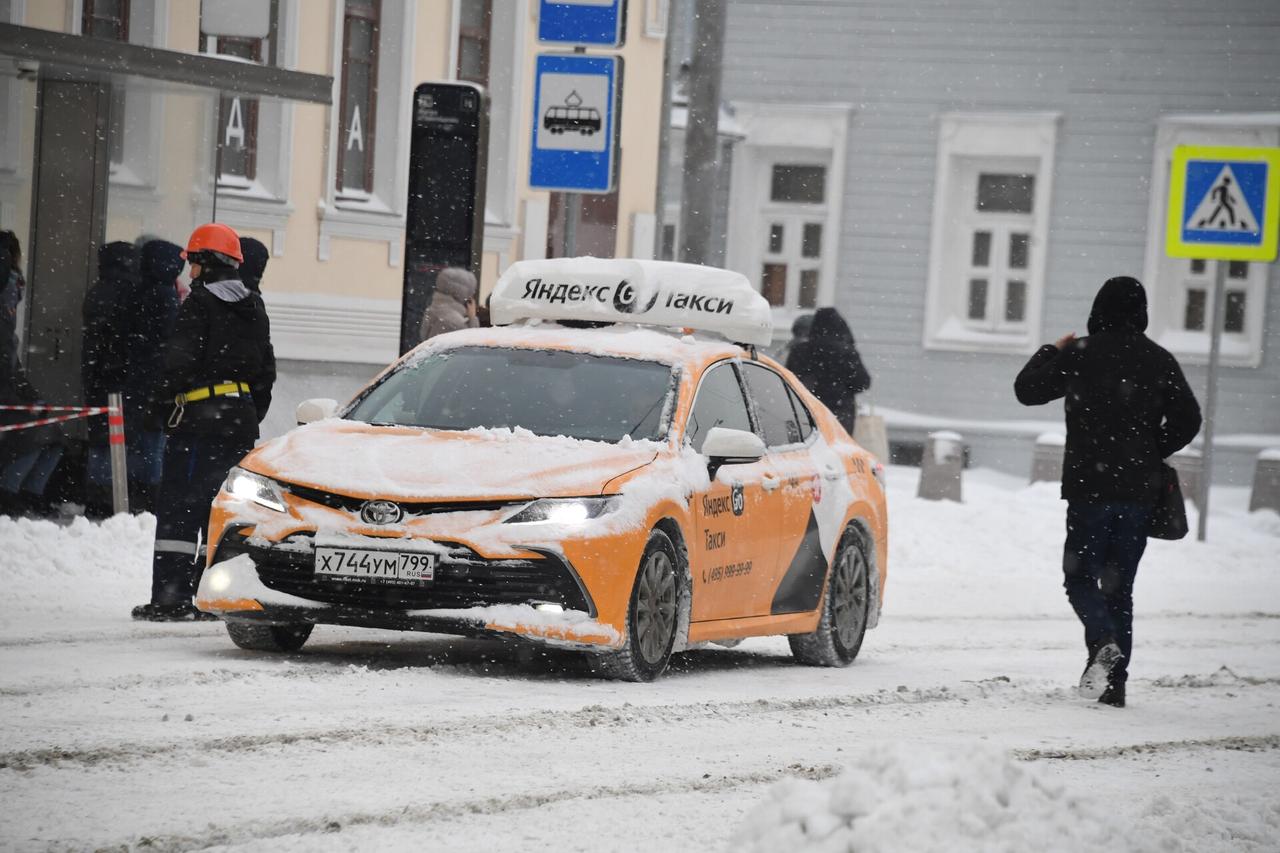 Ставший знаменитым таксист поделился историей конфликта с крупным агрегатором
