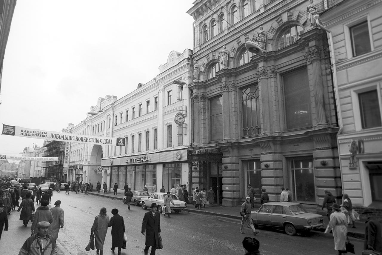 Стало известно о продаже вина в одной из легендарных аптек Москвы