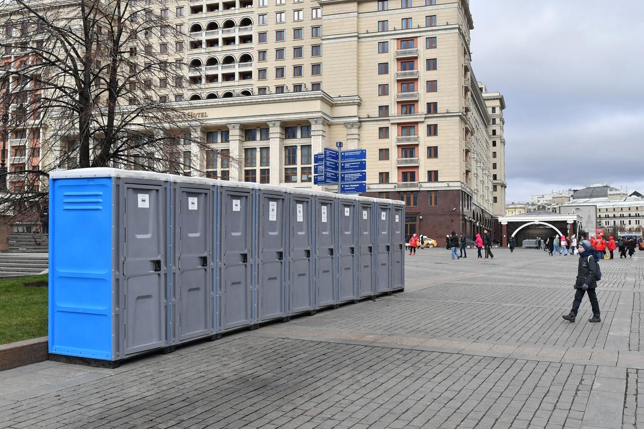 Жители Москвы обсудили уместность рекламы на общественных туалетах