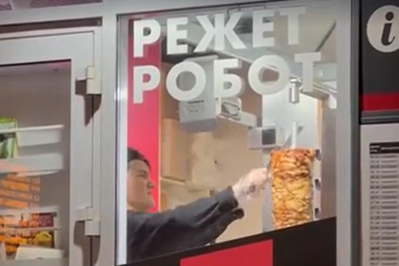 Работник московской шаурмичной рассмешил пользователей сети