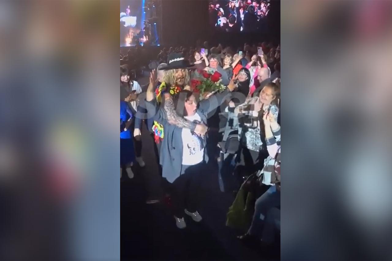 Схвативший поклонницу за грудь Филипп Киркоров попал на видео