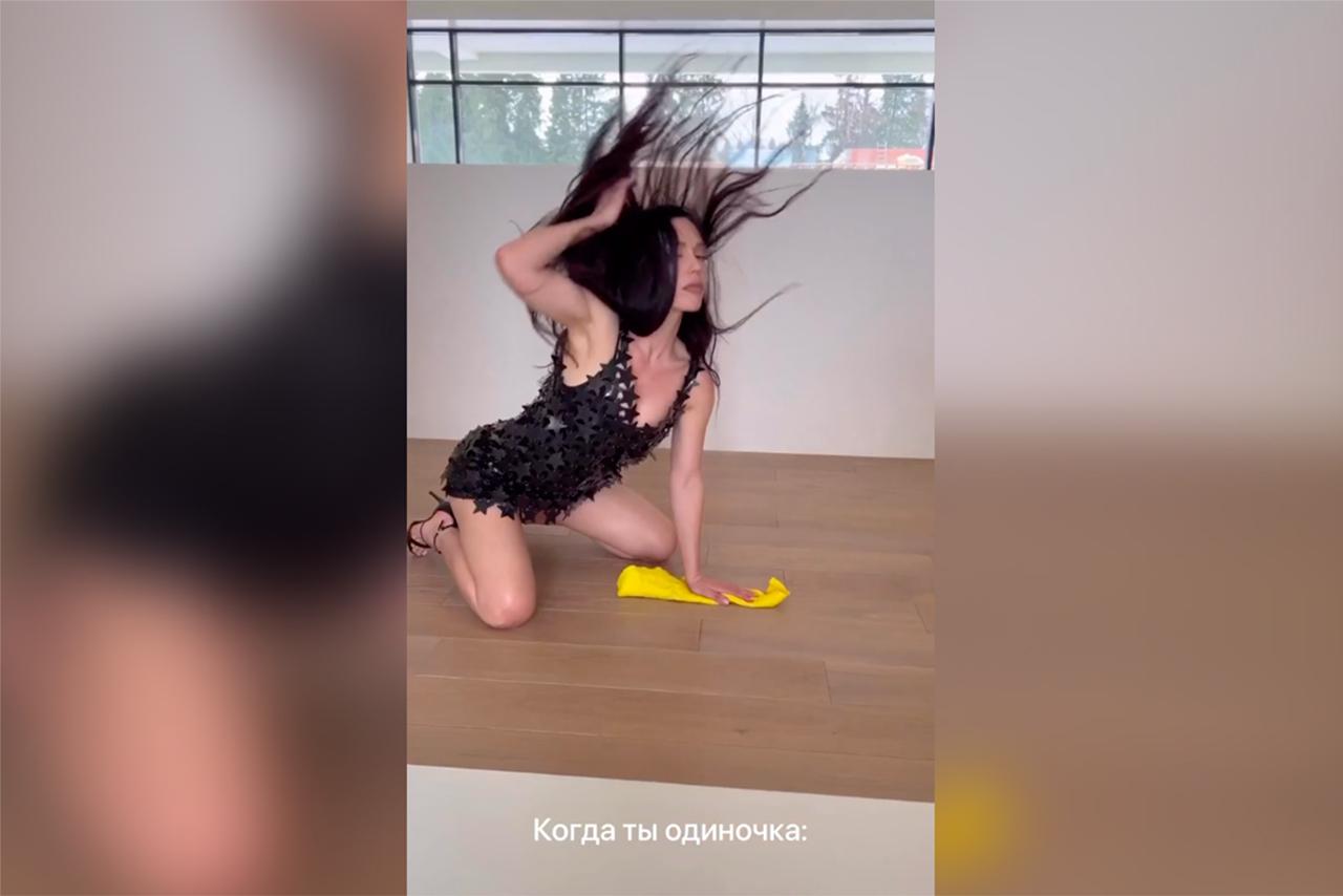 Ольга Серябкина в мини-платье вымыла пол и записала видео