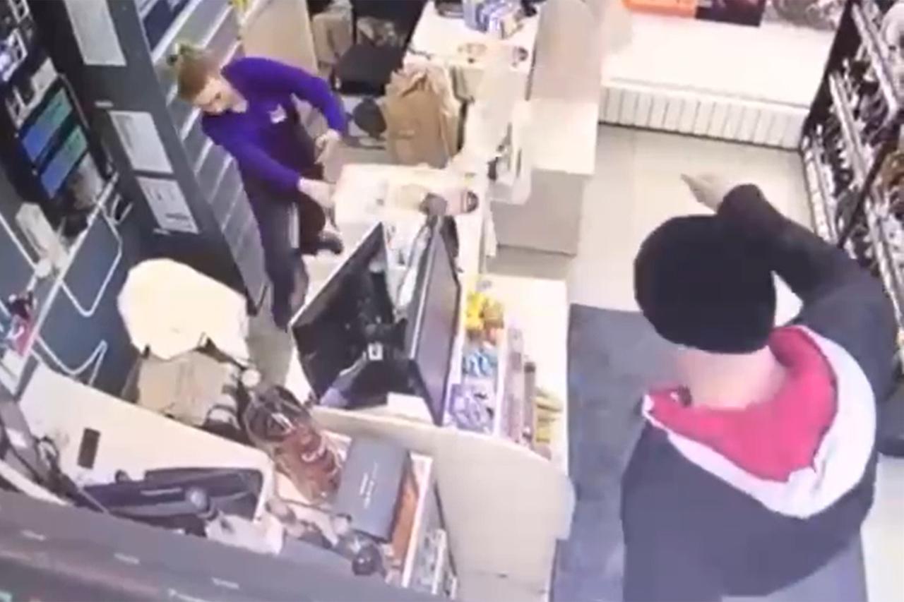 Мужчина устроил дебош в столичном магазине и попал на видео