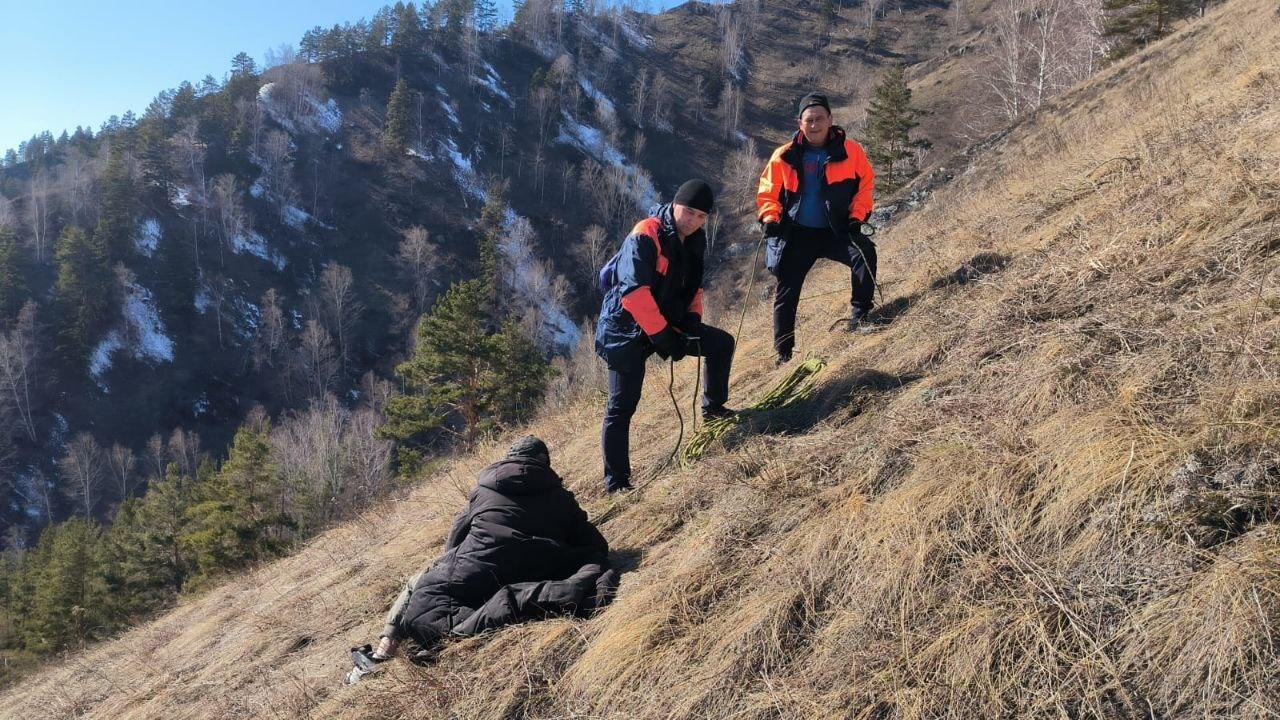 Москвич забрался на гору в Алтае и испугался спуска