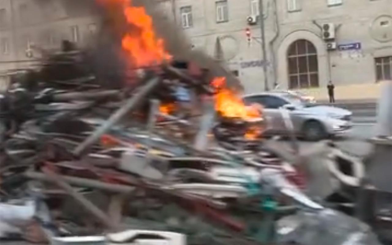 Выпавший на московское шоссе из грузовика мусор загорелся и попал на видео