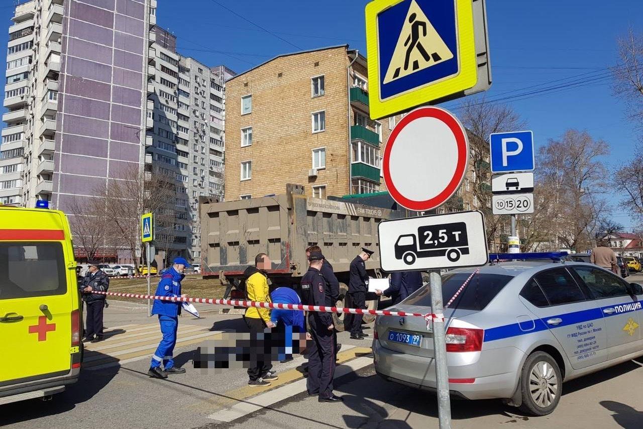 В центре Москвы грузовик насмерть задавил мужчину на зебре