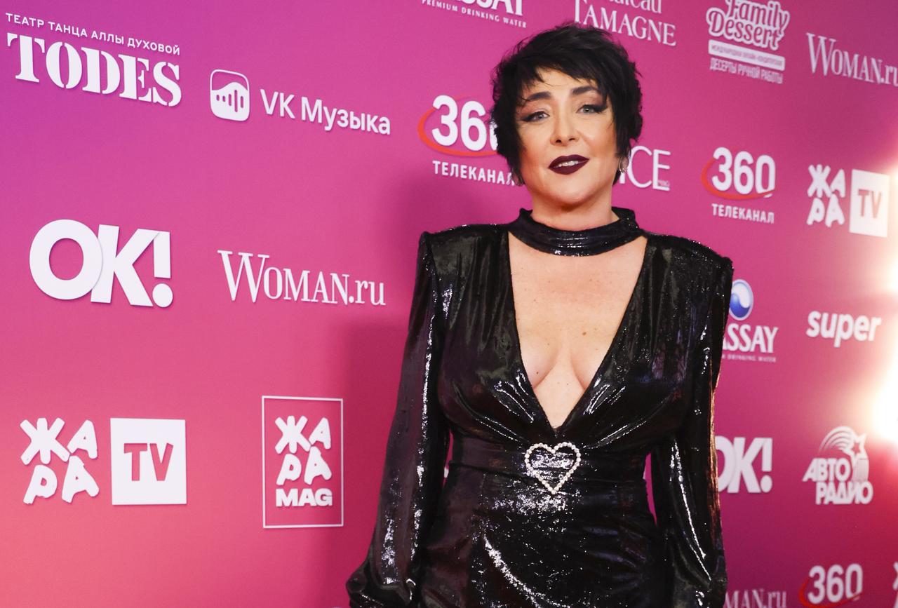 59-летняя Лолита в мини-платье с глубоким декольте восхитила россиян