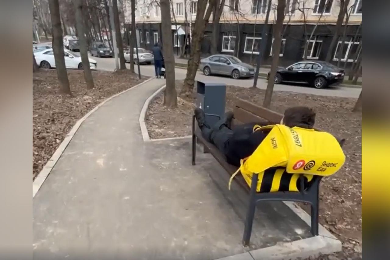 Доставщик еды заснул на скамейке и попал на видео
