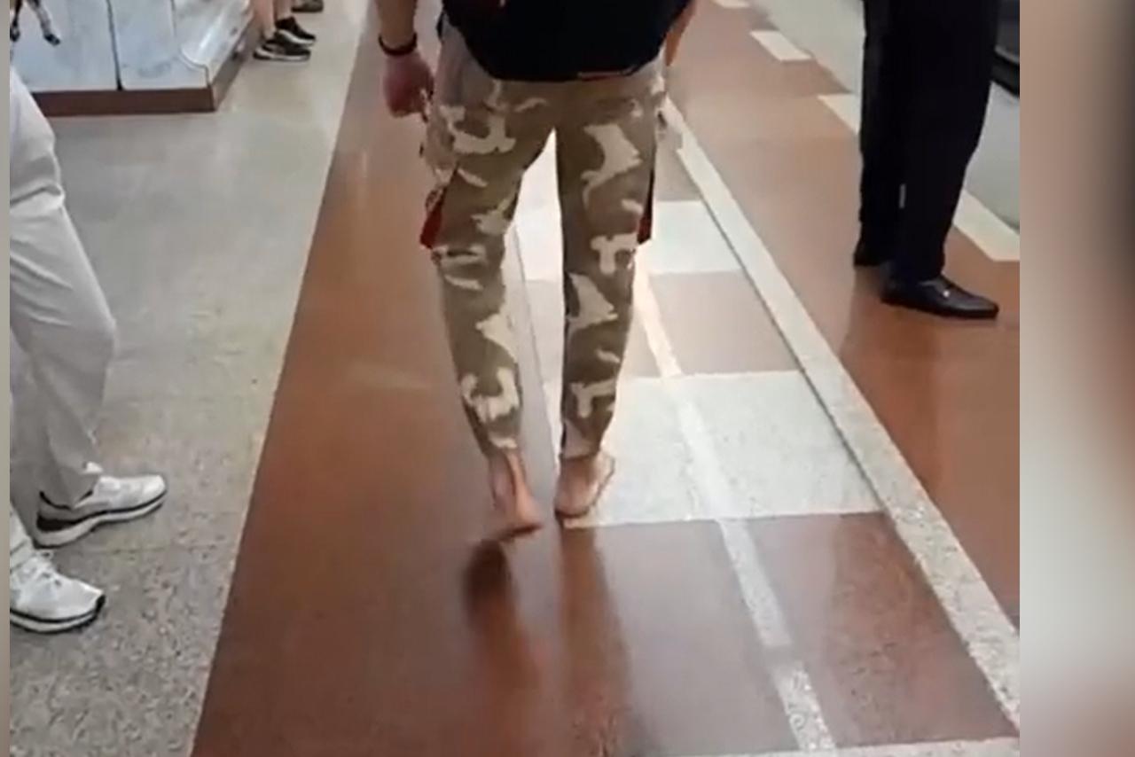 Пользователи сети обсудили босого пассажира московского метро