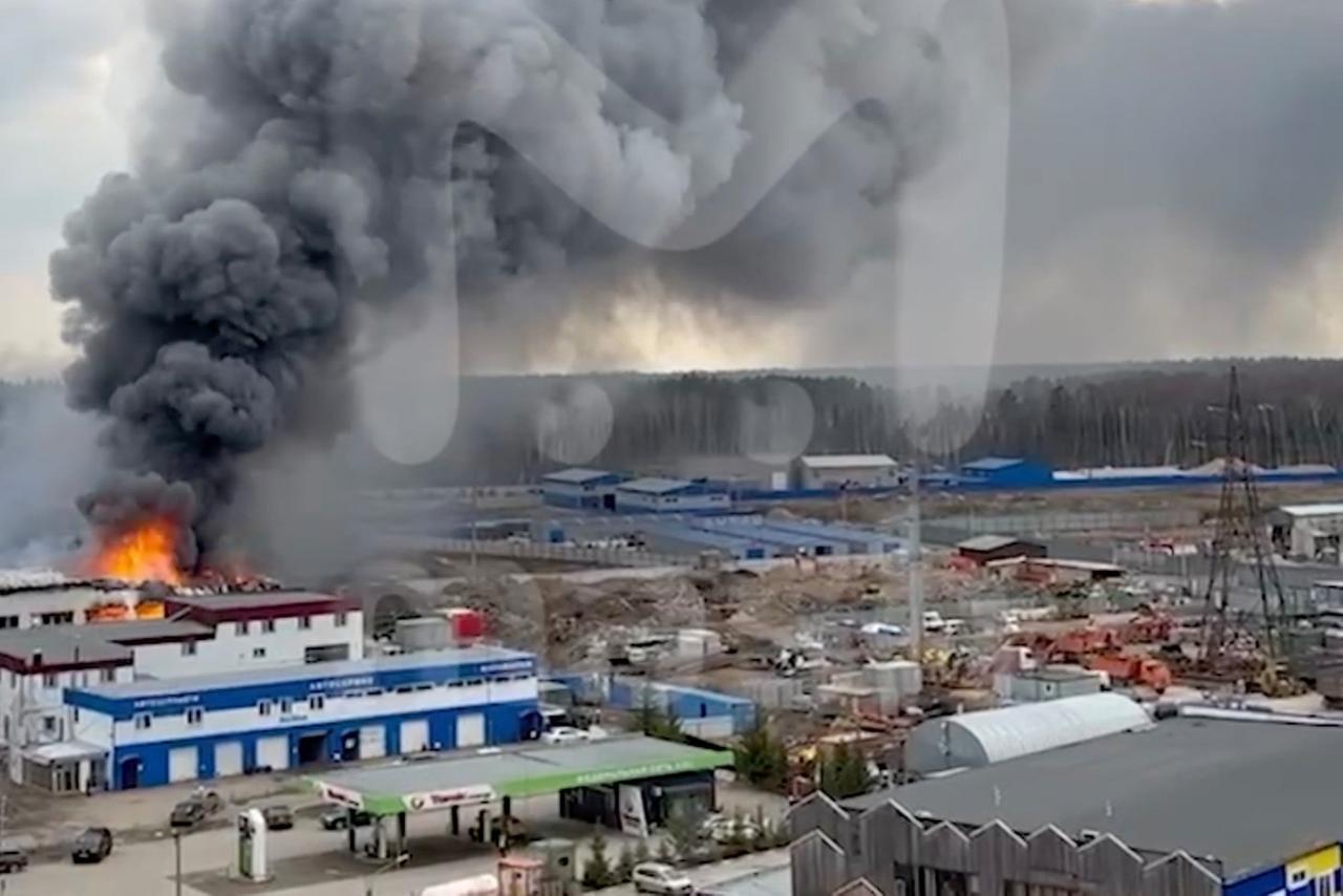 Вызванный взрывом пожар на складе в Подмосковье попал на видео