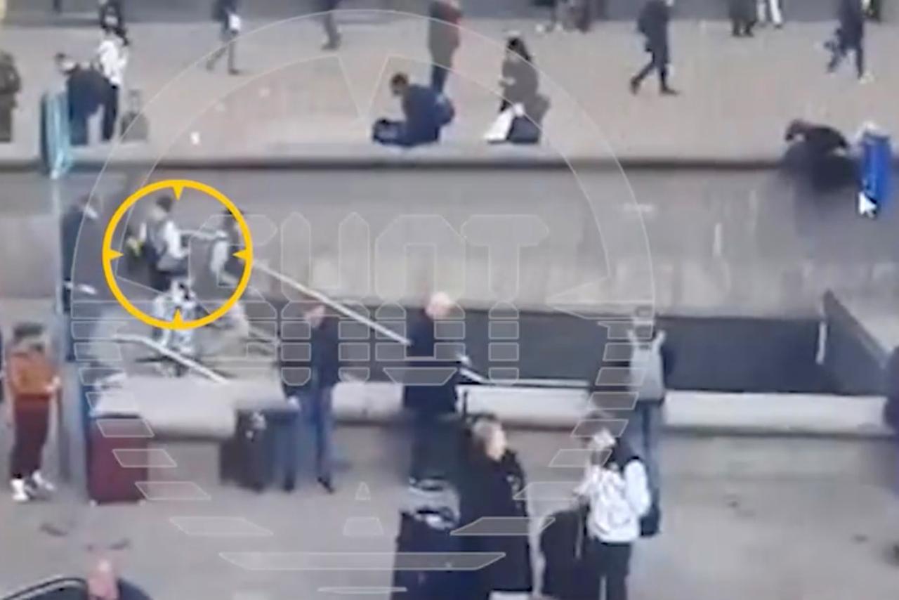 Опубликовано видео падения пьяного мужчины на коляску с ребенком в Москве