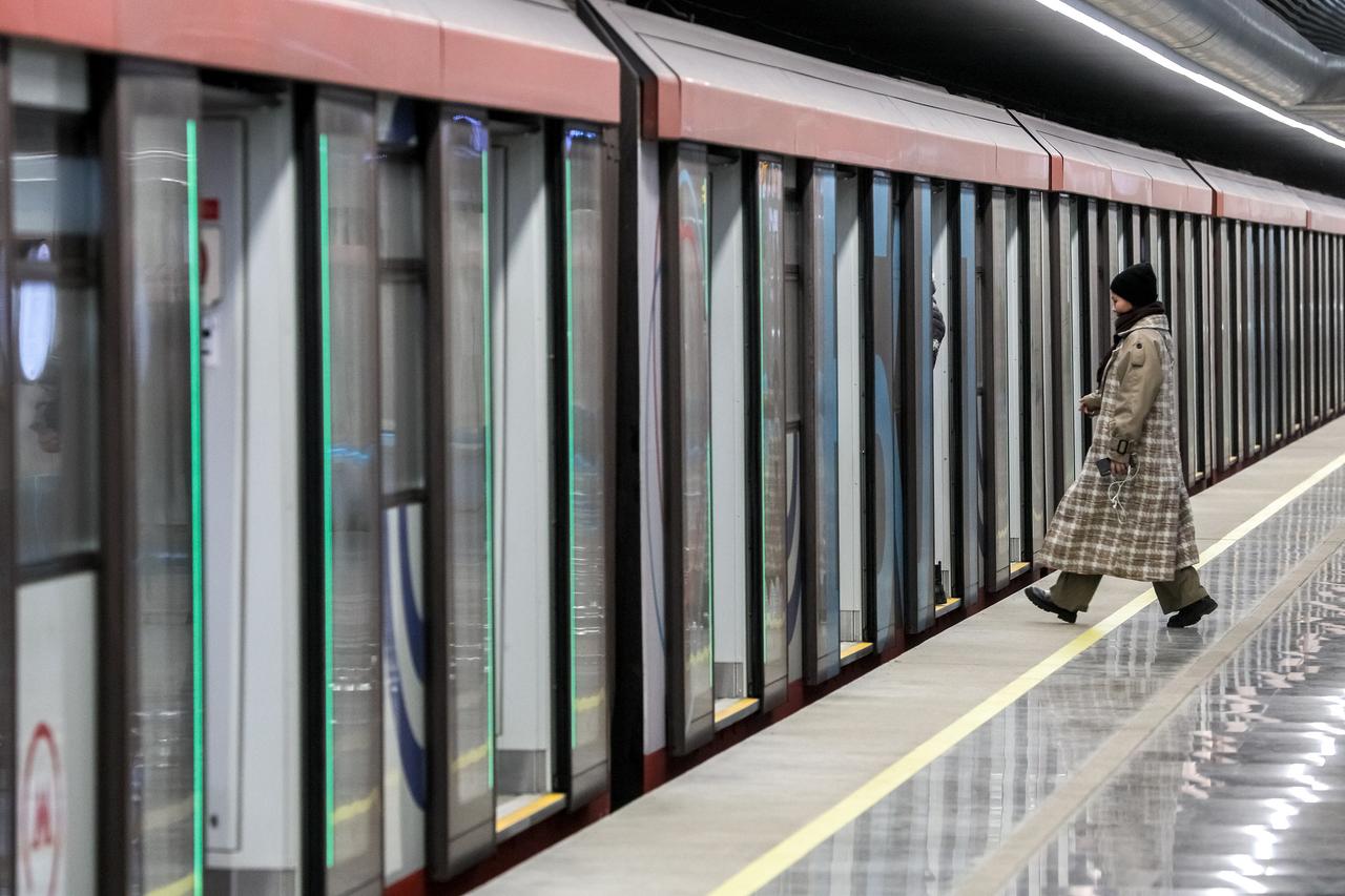 Стикер «Поехали!» приклеили на поезд московского метро