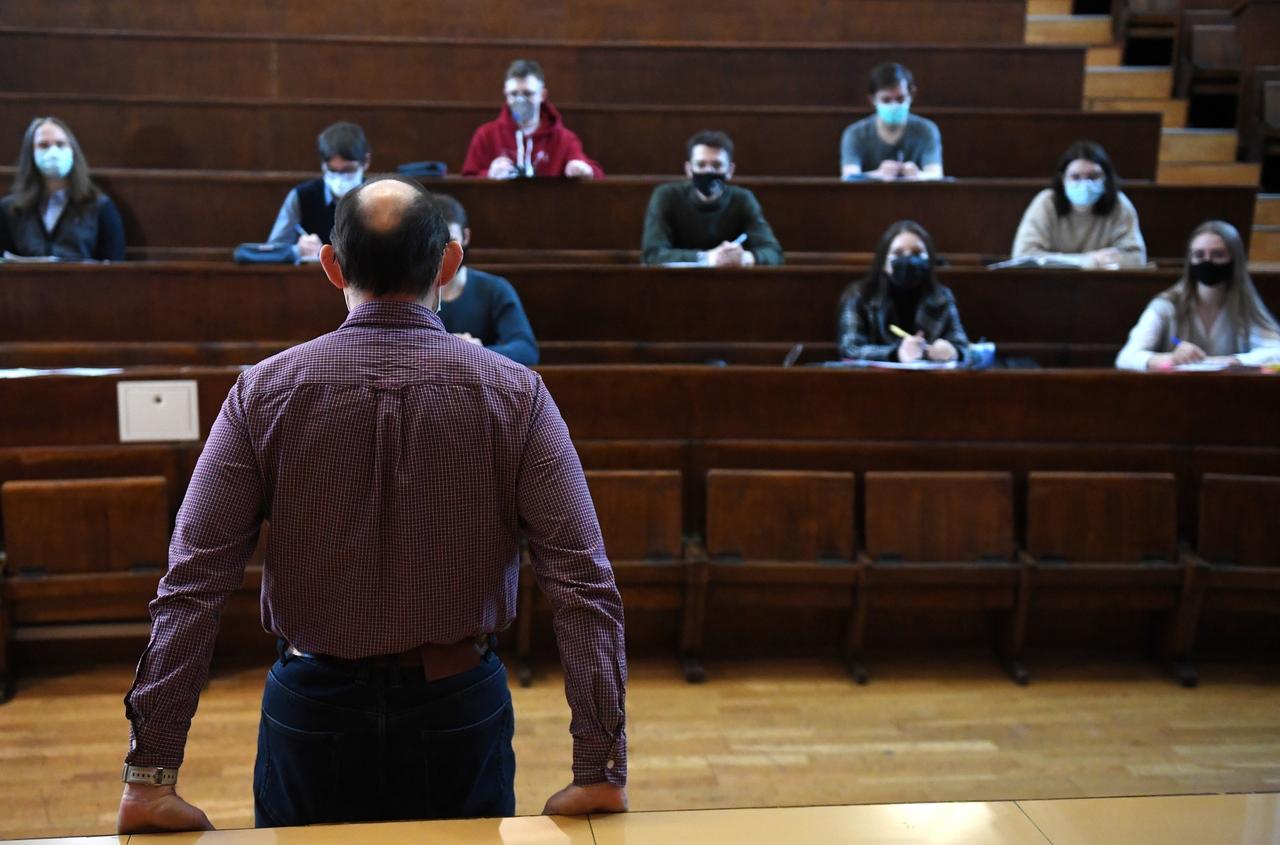 Тепляковы ответили на слухи о студенческой жизни своей десятилетней дочери Алисы