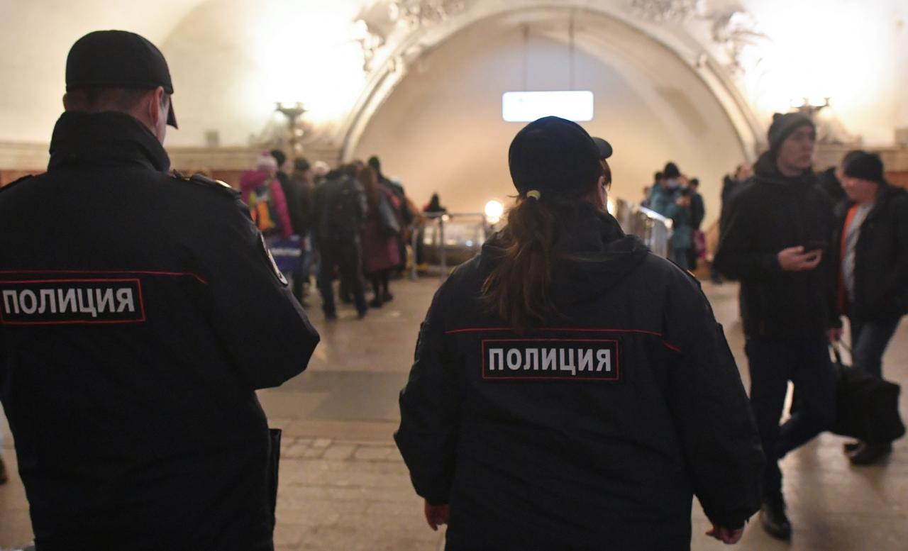 Пассажир метро угрожал ножом семейной паре из-за отказа сделать совместное фото