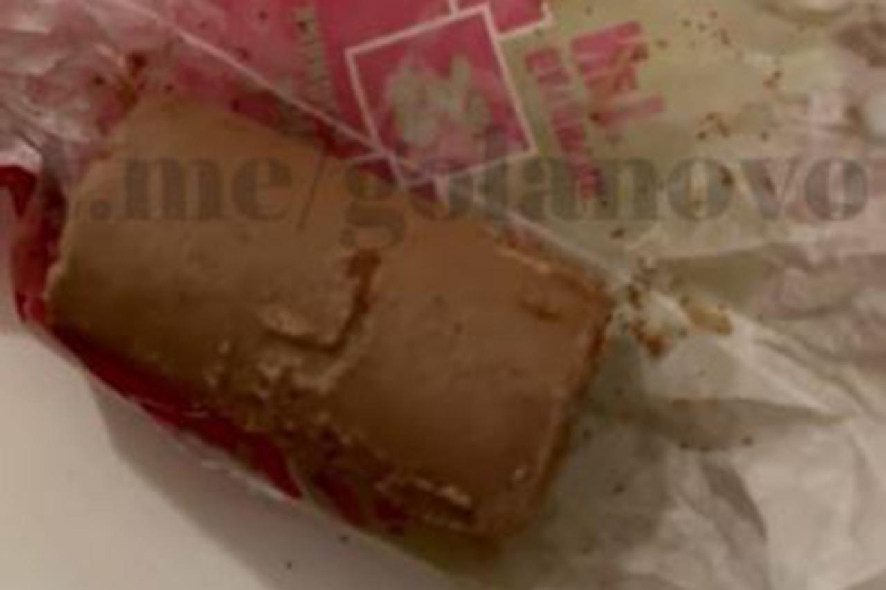 Москвич обнаружил жуков в купленных конфетах и снял их на видео