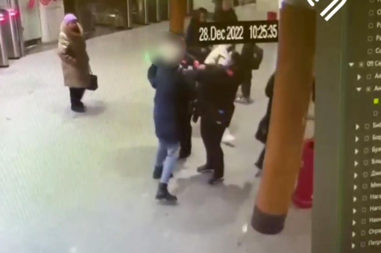 Москвичка избила контролера метро и попала на видео