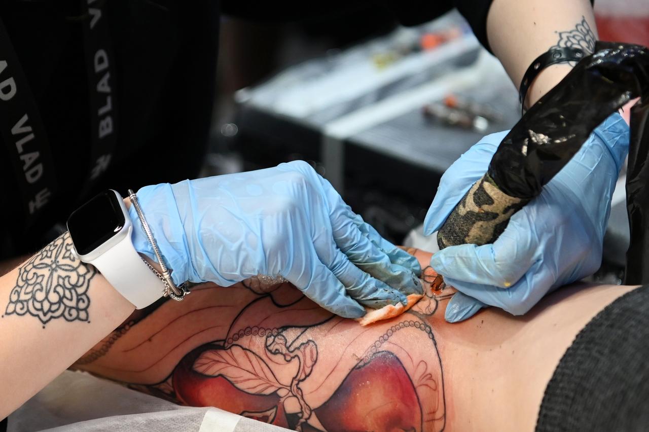 Стало известно об отношении к татуировкам большинства работодателей