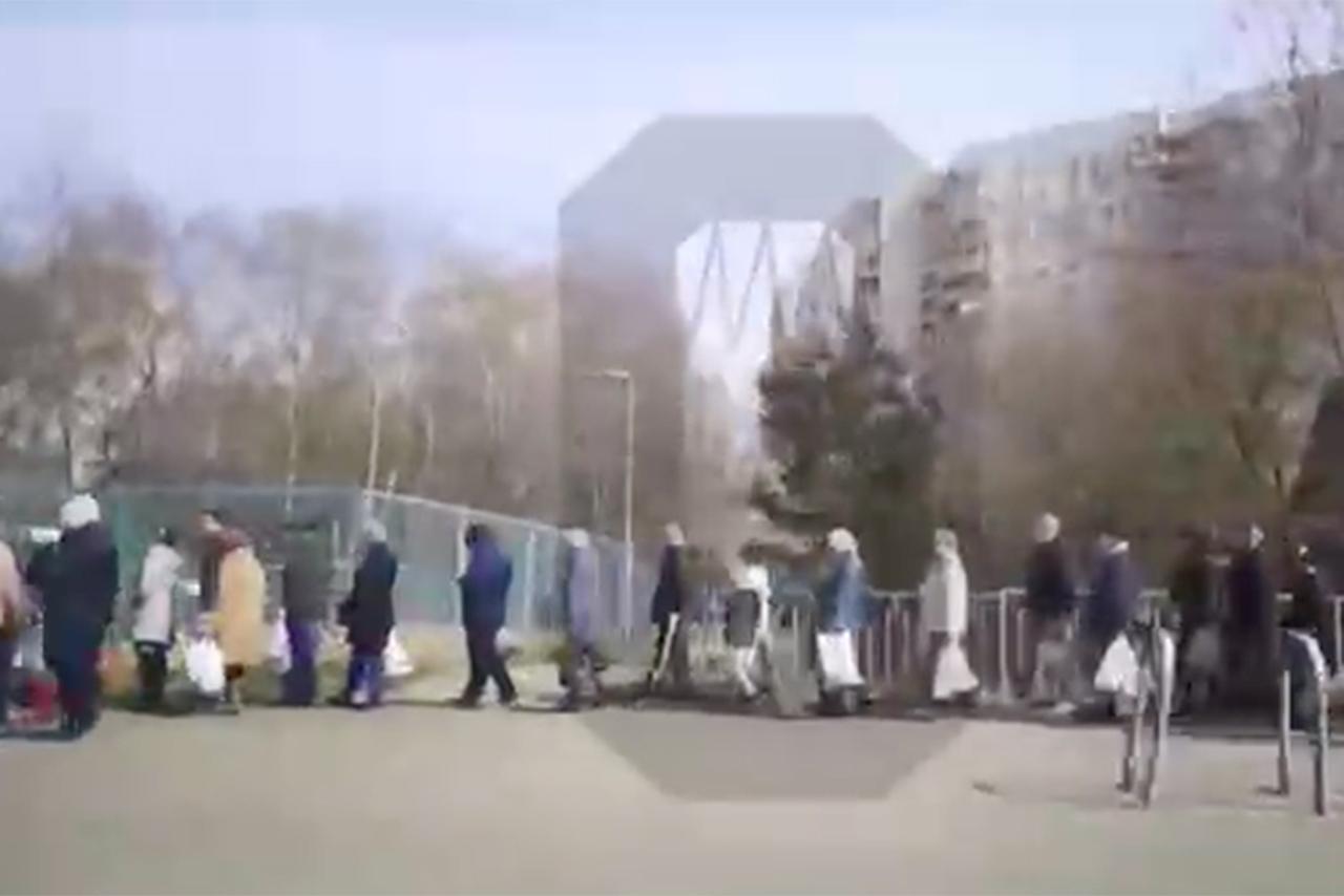 Гигантская очередь у столичного храма попала на видео