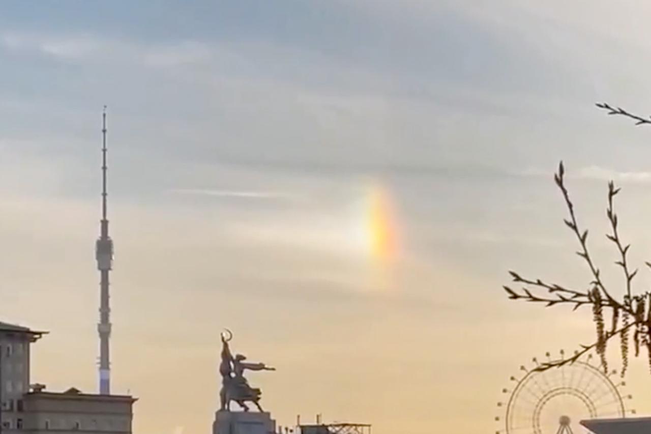 Необычное природное явление заметили в небе над Москвой