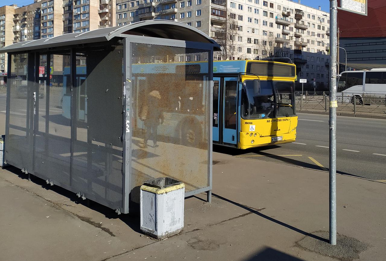 Пенсионер продемонстрировал планш на тротуаре в Москве