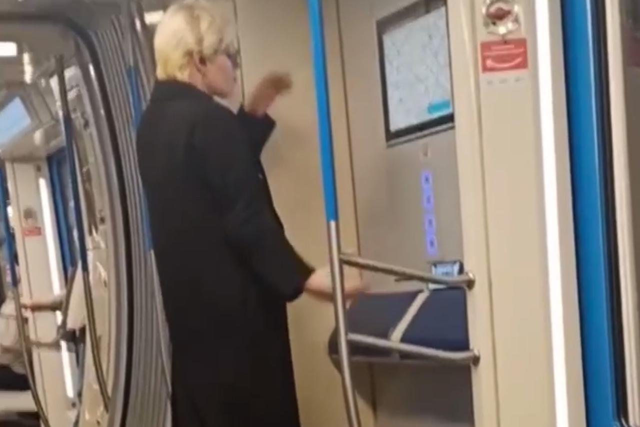 Пассажирка метро станцевала в вагоне поезда и попала на видео