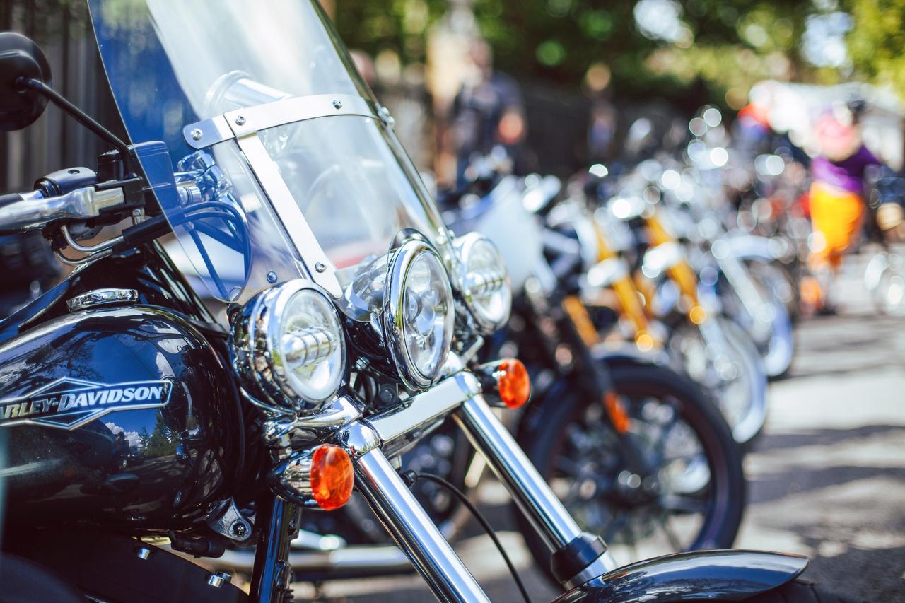 Москвич выбрал необычное место для парковки мотоцикла в одном из столичных ЖК