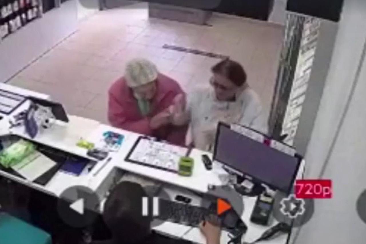 Драка пенсионерок в салоне сотовой связи в Москве попала на видео
