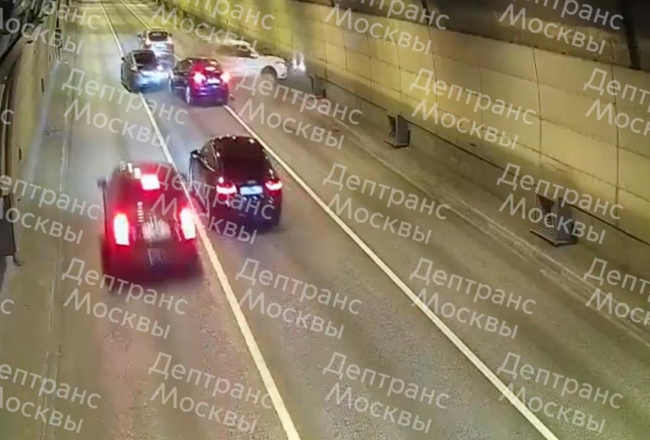 Автоавария с участием автомобиля Tesla в Москве попала на видео