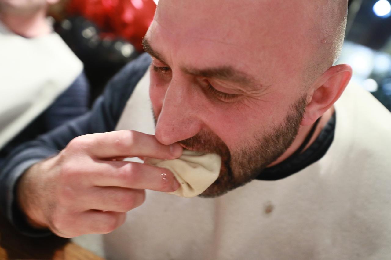 Стал известен победитель турнира по поеданию хинкали в Москве