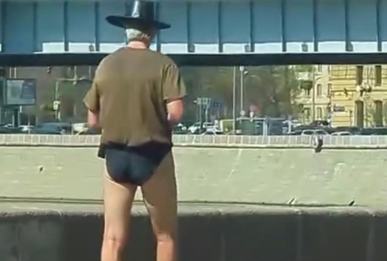 Мужчина в ковбойской шляпе и трусах попал на видео на улицах Москвы